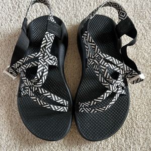 CHACO ZX1 Size 7 Women’s Black and White Origami Print Sandals